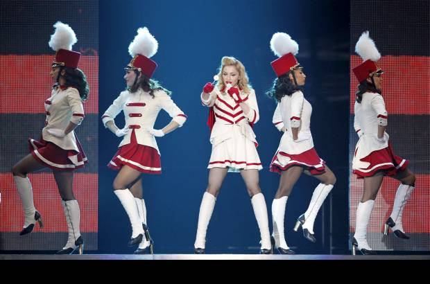 Reuters - La iconografía religiosa no ha abandonado el escenario durante toda la primera parte del concierto, pero se ha solapado con otras puestas en escena, como la de aire militar que ha elegido Madonna para interpretar Revolver o la estética de película de acción de Gang Bang.