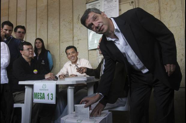Colprensa - El candidato a la presidencia por el partido Liberal, Rafael Pardo, votó en la Plaza de Bolívar, en Bogotá.