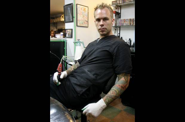 Esteban Vanegas - Niels Solling, o Ysh, junto con Jaime Torres, en el estudio Real Deal de El Poblado, fueron los encargados de tatuar la camiseta de Nacional. Ysh lleva 13 a&#241;os dedicado a este oficio de los tatuajes, desde hace tres a&#241;os vive en Medell&#237;n y define a Felipe como un loco.