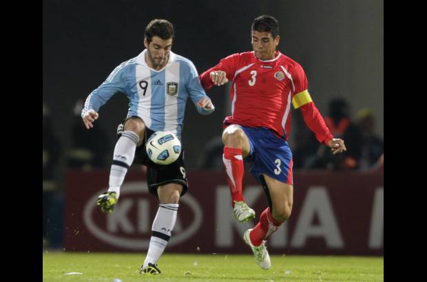 Reuters - Arrancando desde tres cuartos de cancha y movi&#233;ndose a voluntad por todo el frente de ataque, Messi caus&#243; estragos y sirvi&#243; balones de oro a Ag&#252;ero e Higua&#237;n (foto), que en el primer tiempo desperdiciaron numerosas ocasiones de anotar.