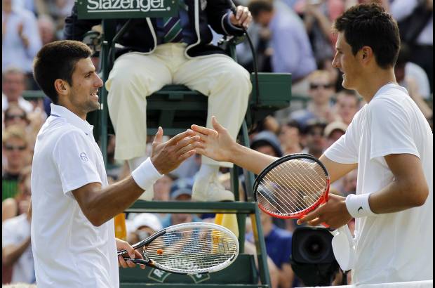 AP - En una de las semifinales se ver&#225;n Tsonga y Djokovic (izq.). El serbio cumpli&#243; con su condici&#243;n de favorito y super&#243; al australiano Bernard Tomic, de 18 a&#241;os, que se ha convertido en la revelaci&#243;n del torneo.