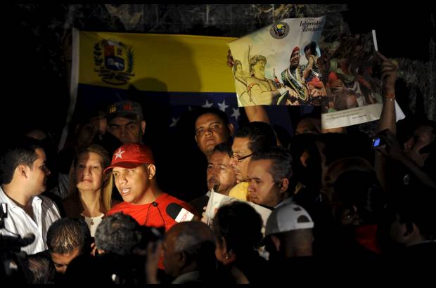 Reuters - Los partidarios del presidente venezolano en Rep&#250;blica Dominicana en Venezuela sostienen un cartel con la imagen de Ch&#225;vez en el Parque Bol&#237;var, en Santo Domingo.