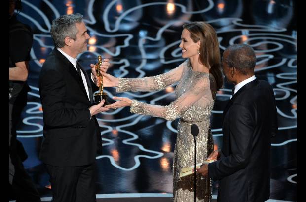 AFP - Angelina Jolie y Sidney Poitier entregan el premio de Mejor Director a Alfonso Cuar&#243;n por Gravity.