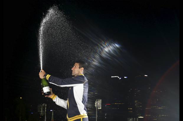 AP - El serbio, que ha ganado en Melbourne en cuatro de sus seis participaciones, consiguió ganar los puntos importantes mientras el británico sufría por unas ampollas en el pie derecho y los problemas musculares en su pierna izquierda.