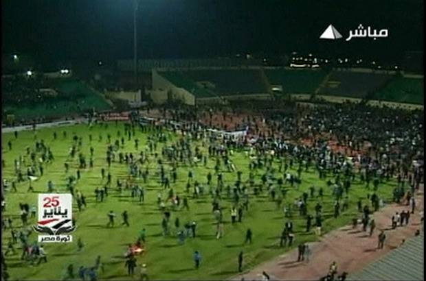Reuters - Pese a que el Al Masry gan&#243; 3-1, los hinchas &quot;atacaron como una avalancha a los futbolistas e irrumpieron en la gradas reservadas a los seguidores de Al Ahli&quot;, indic&#243; Hosam Mohamed Mustafa.