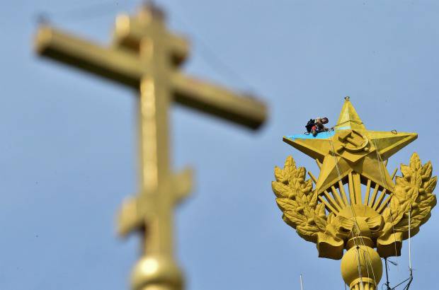 AFP - El rascacielos moscovita, de 176 metros de altura, es uno de los &#237;conos de la era sovi&#233;tica y se encuentra al este del Kremlin. Aunque la estrella que corona la edificaci&#243;n es dorada, se le llama la &quot;estrella roja&quot;, en alusi&#243;n a la revoluci&#243;n comunista. Manifestantes escalaron el edificio y pintaron la estrella con los colores nacionales de Ucrania. 4 personas fueron detenidas por el hecho.