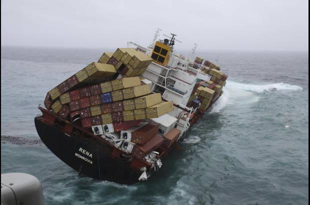 Reuters - El carguero naufragado, la mitad del cual est&#225; sumergida, no puede ser reflotado mientras no se vac&#237;e la carga.