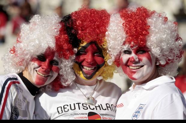 Reuters - La camarader&#237;a de los hinchas en territorio sudafricano.