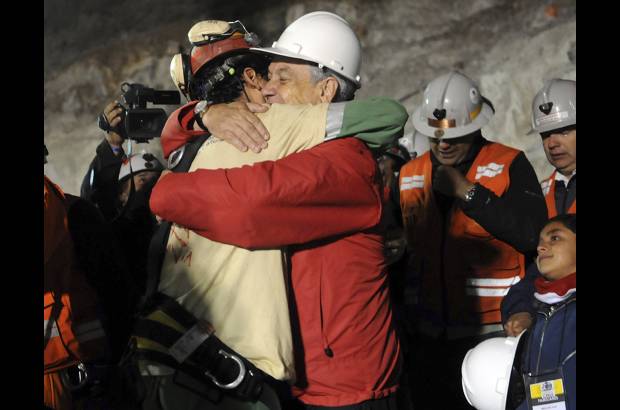 Reuters - Florencio &#193;valos, quien se abraza con el presidente de Chile, Sebasti&#225;n Pi&#241;era, se convirti&#243; este martes 12 de octubre en el primer rescatado sano y salvo de los 33 mineros atrapados a 700 metros de profundidad en el yacimiento chileno San Jos&#233; desde hace 69 d&#237;as.