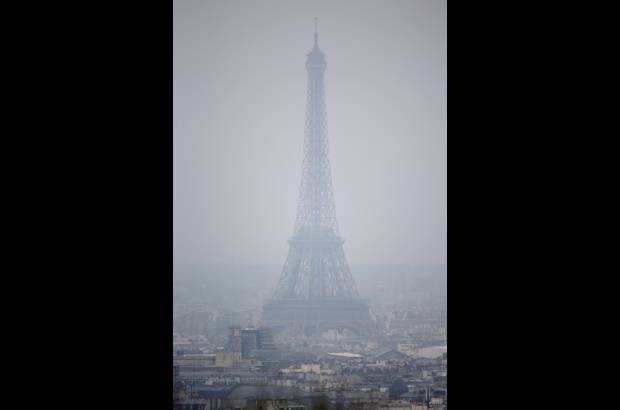 Reuters - La contaminaci&#243;n ambiental en Par&#237;s oblig&#243; a las autoridades a tomar medidas dr&#225;sticas como el control de la circulaci&#243;n de los veh&#237;culos por el &#250;ltimo n&#250;mero de la placa.