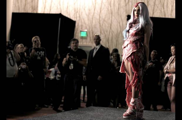 AP - La extravagante cantante pop se unió así al grupo noruego de rock A-ha, ganadores en la edición 1986, como el segundo artista más galardonado en una sola noche. Peter Gabriel conserva el récord del más ganador por los 9 premios que obtuvo en 1987 con el innovador Sledgehammer