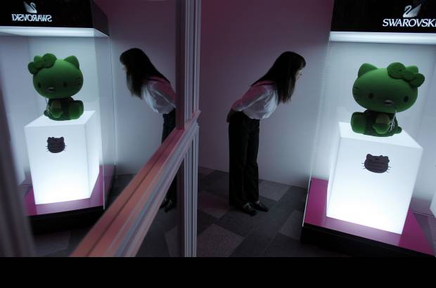 Reuters - Un total de nueve creaciones basadas en Hello Kitty se pondrán a la venta en un sitio de subastas en internet y las ganancias serán donadas a los esfuerzos de socorro tras el terremoto de Japón.