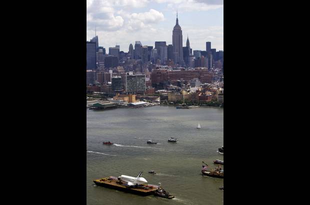 Reuters - As&#237;, tras cruzar el r&#237;o Hudson, una operaci&#243;n que tuvo que interrumpirse por el mal tiempo y que fue algo accidentada ya que sufri&#243; da&#241;os en su ala derecha al colisionar con un puente, ahora se montar&#225; en la plataforma del Intrepid, el legendario portaviones de la Marina convertido en museo flotante en 1982.