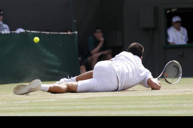 AP - &quot;Es muy joven, eran sus primeros cuartos de final en un gran torneo y no ten&#237;a nada que perder. Golpeaba muy fuerte y era muy dif&#237;cil predecir hacia d&#243;nde iba a tirar. Era como jugar al gato y al rat&#243;n&quot;, se&#241;al&#243; Novak Djokovic al terminar el encuentro, que resolvi&#243; por 6-2, 3-6, 6-3 y 7-5 sin importar las ca&#237;das.
