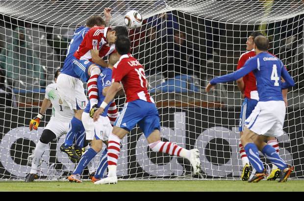 Reuters - El defensor Antolín Alcaraz sorprendió a los espectadores del Green Point Stadium cuando adelantó a los paraguayos en el minuto 39, con un potente remate cruzado tras un tiro libre lanzado por Aureliano Torres desde fuera del área.