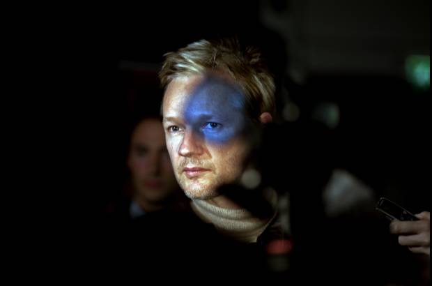 AP - Seamus Murphy, de Irlanda, ganó con una foto de Julián Assange, fundador de Wikileaks.