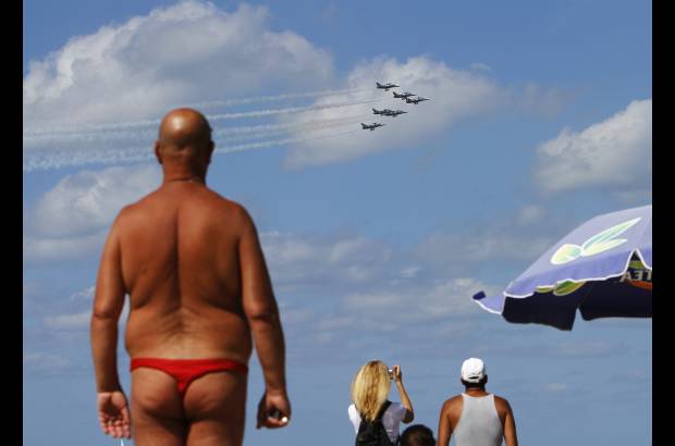 Reuters - El equipo de Jet Breitling realizó acrobacias sobre el mar Mediterráneo, una oportunidad perfecta para que las personas de una playa de Tel Aviv apreciaran el espectáculo.