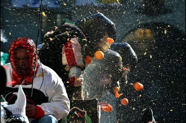AFP - La batalla de las naranjas es una tradici&#243;n celebrada durante el Carnaval de Ivrea en Tur&#237;n, Italia.