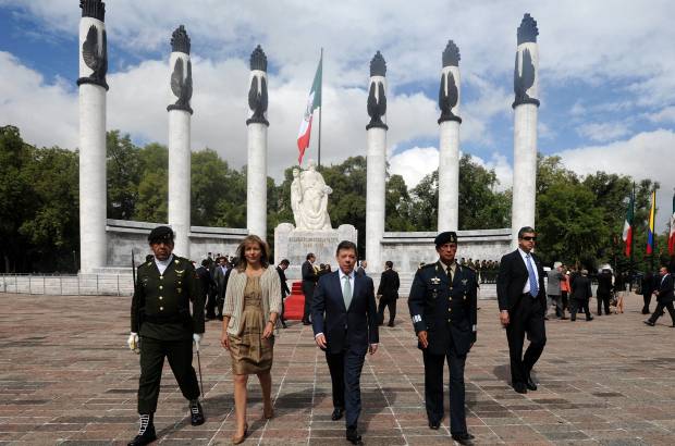 Cortesía Presidencia de la República - El presidente de la República, Juan Manuel Santos, en compañía de su esposa María Clemencia Rodríguez, varios ministros y el director de la Policía Nacional, general Óscar Naranjo, realizó una visita oficial de dos días a México. El mandatario depositó una ofrenda floral en el Altar a la Patria.