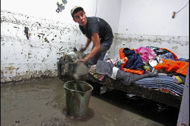 Esteban Vanegas - El agua dej&#243; el rastro en las viviendas. Alcanz&#243; a subir m&#225;s de un metro, dicen los afectados.