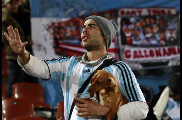 AP - Las calles de Buenos Aires quedaron desiertas durante la transmisión del partido en día laboral que llegó a las pantallas gigantes de plazas, bares y restaurantes, que se encontraban abarrotados de hinchas vestidos con los colores celeste y blanco de Argentina.