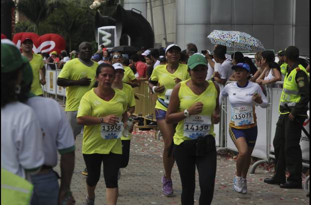 Esteban Jaramillo y Sebastián Salazar - Más de 10 mil competidores se dieron cita en esta histórica cita deportiva que se corría en las modalidades de 5, 10, 21 y 42 kilómetros.