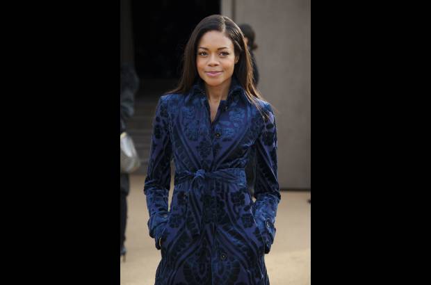 AP - La actriz londinense Naomi Harris tambi&#233;n lleg&#243; al desfile.