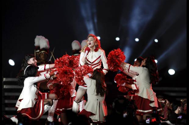 Reuters - Lo que podría interpretarse como un acercamiento a las diferentes culturas de la Península Ibérica con motivo de su paso por España, en realidad es sólo un elemento más de un espectáculo milimétricamente programado, que mantiene la misma estructura allí donde va.