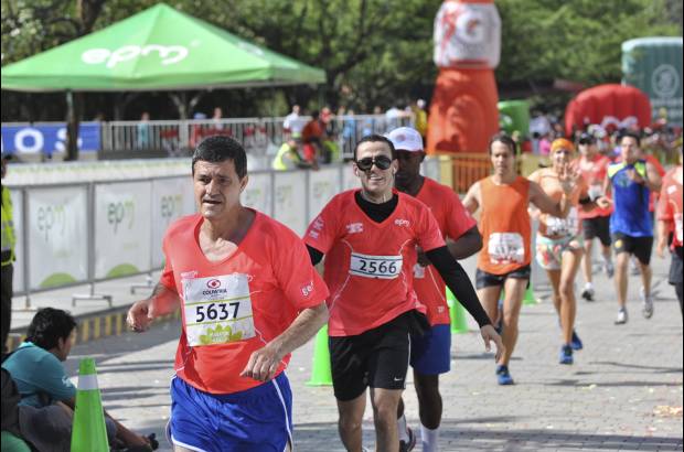 Esteban Jaramillo y Sebasti&#225;n Salazar - M&#225;s de 10 mil competidores se dieron cita en esta hist&#243;rica cita deportiva que se corr&#237;a en las modalidades de 5, 10, 21 y 42 kil&#243;metros.