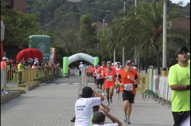 Esteban Jaramillo y Sebasti&#225;n Salazar - M&#225;s de 10 mil competidores se dieron cita en esta hist&#243;rica cita deportiva que se corr&#237;a en las modalidades de 5, 10, 21 y 42 kil&#243;metros.