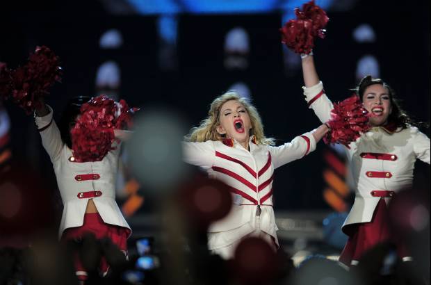 AP - Con 45 minutos de retraso, la diva del pop ha hecho una aparición estelar dentro de una urna y rodeada de proyecciones que han convertido el Palau Sant Jordi en una catedral gótica.