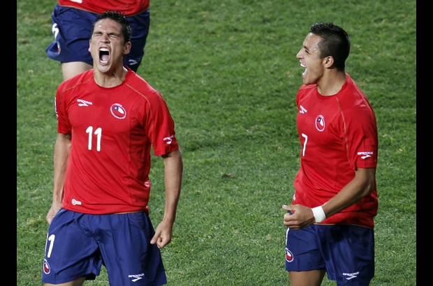 AP - Los de Bielsa lo intentaron por tierra, mar y aire en el estadio Nelson Mandela Bay de Port Elizabeth. De todas las maneras posibles. Pero no hubo fortuna hasta bien entrado el segundo tiempo. El delantero Esteban Paredes, que había sustituido a Matías Fernández, puso un centro al segundo palo que González envió al fondo de las redes.