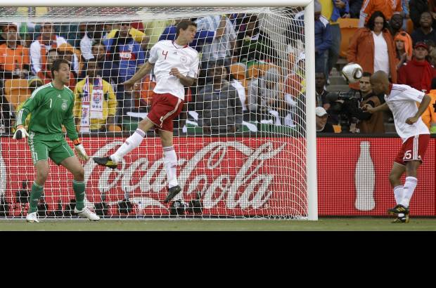 AP - Sin patear al arco, Holanda se encontró con la ayuda de un autogol de Simon Poulsen al comenzar el segundo tiempo y se encaminó a una victoria 2-0 sobre Dinamarca al poner en marcha el Grupo E de la Copa Mundial.