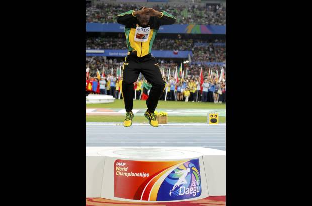 Reuters - Bolt consigui&#243; el s&#225;bado la medalla de oro en los 200 metros, tras ser descalificado en la final de los 100 metros seis d&#237;as antes.