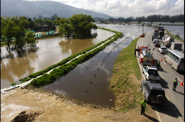 Christian Castillo, Colprensa - La principal afectaci&#243;n se produjo a la salida del municipio de Cajic&#225;, Cundinamarca hac&#237;a Ch&#237;a, en donde los veh&#237;culos de servicio p&#250;blico y particulares permanecieron represados durante m&#225;s de una hora.