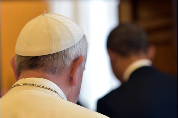 AP - El primer encuentro entre el presidente de Estados Unidos y el Papa Francisco había comenzado con el rigor y la seriedad del protocolo, pero el buen humor del mandatario estadounidense y sus frases consiguieron arrancar la sonrisa al pontífice.