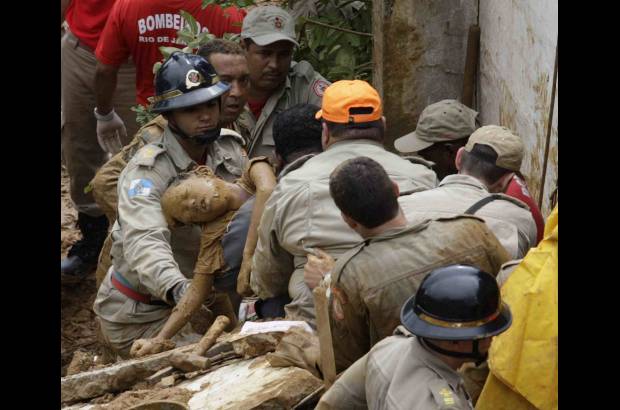 Reuters - Los trabajos están concentrados principalmente en Niteroi, ciudad vecina de Río de Janeiro, la más afectada por los temporales y por los deslizamientos de tierras que sepultaron decenas de viviendas, y en donde el número de desaparecidos asciende a 47.