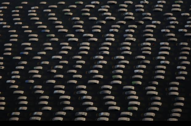 Reuters - Las fuertes inundaciones de Tailandia llegaron hasta la fábrica de Honda en la provincia de Ayutthaya, cientos de vehículos nuevos quedaron bajo el agua.