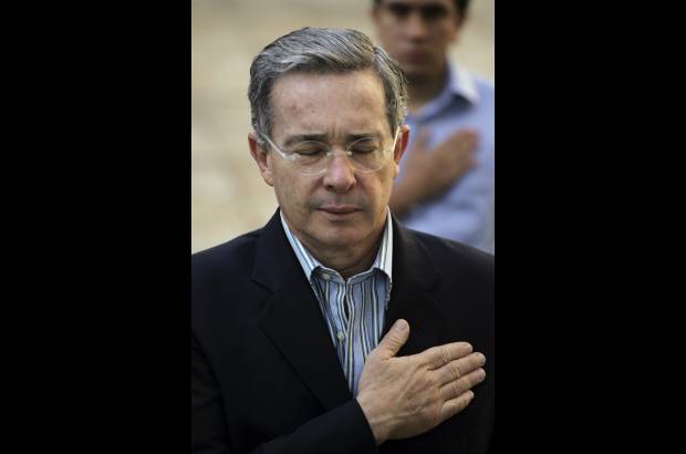 AP - El Presidente de la Rep�blica, �lvaro Uribe V�lez, dijo este domingo que al votar se hace contrapeso a la violencia a la corrupci�n.