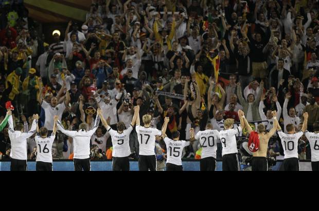 AP - Los jugadores alemanes saludan a sus seguidores despu&#233;s de superar a Inglaterra.