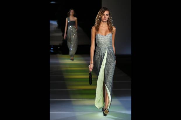 Reuters - Giorgio Armani, de 79 años, cerró la Semana de la Moda femenina de Milán. Sus diseños sorprendieron por teñir la franela de grises claros y oscuros a los que se unió el verde lima, para vestir a una mujer sencilla pero elegante. Para la noche, los vestidos largos palabra de honor o con escotes vertiginosos fueron los encargados de poner la nota de distinción en el desfile.
