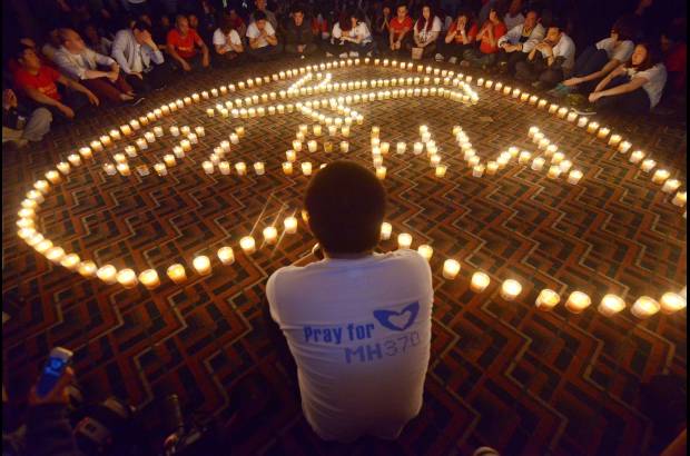 AFP - En un hotel de Beijing, las &#250;ltimas pistas del avi&#243;n de Malaysia Airlines intensifican la angustia de los familiares de los pasajeros.