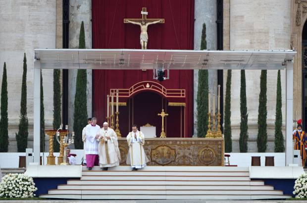 FOTO AFP - Nunca antes un Papa en funciones y otro retirado habían oficiado misa en público, mucho menos en un acto en el que se celebraba a dos de sus más famosos predecesores.