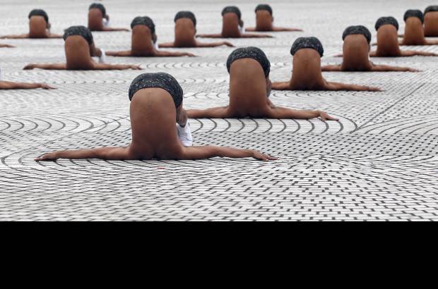 Reuters - Esta imagen fue durante una práctica de buzos militares en el día nacional de Chiang Kai-shek Memorial en Taipéi, China.