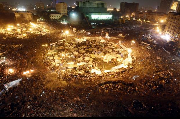 Reuters - Miles de manifestantes celebraron el la plaza Tahrir, de El Cairo, tras el anuncio del presidente egipcio, Hosni Mubarak de renunciar al poder.