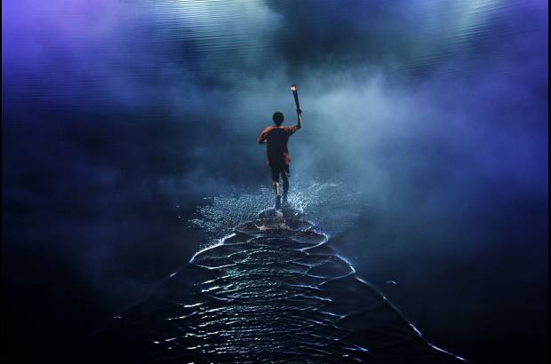 AP - La antorcha olímpica fue llevada al escenario por el velerista de 16 años de Singapur Darren Choy.