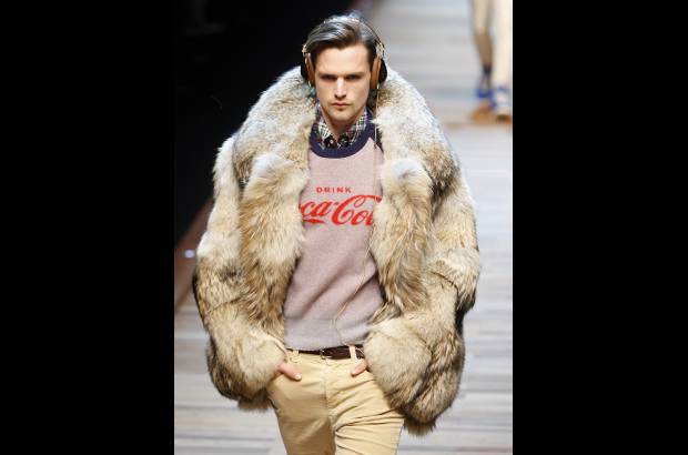 AP - Dolce & Gabbana tuvieron una atrevida apuesta por los colores y por una conocida marca de refrescos, que se publicita en la mayor&#237;a de prendas que propone la casa italiana.
