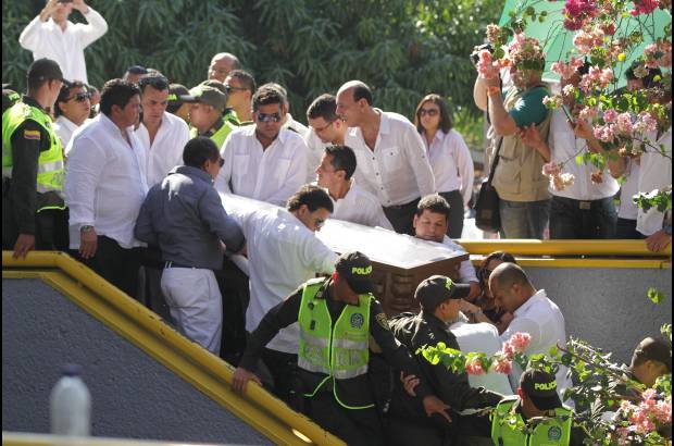 Alex Andr&#233;s Hereira - Miles de seguidores del Cacique de La Junta acompa&#241;aron la salida del f&#233;retro del artista de la plaza Alfonso L&#243;pez en la ciudad de Valledupar con rumbo al cementerio del Eccehomo.