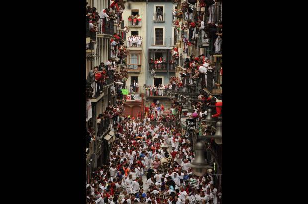 AFP - Las fiestas San Fermín, en las que una multitud corre junto a seis toros bravos por las calles de Pamplona, en España, son uno de los mayores atractivos en esta época del año. Desde 1924, 15 personas han muerto en los encierros que fueron inmortalizados en la novela Fiesta de Hemingway.