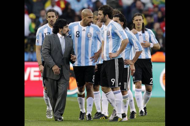 AP - Argentina perdió por momentos la posesión del balón en el mediocampo y permitió que el rival le generara problemas, pero la impericia de los atacantes mantuvo el marcador sin cambios en el primer tiempo.